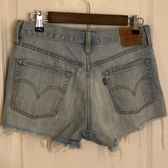 Levi’s Blue denim distressed shorts button fly Sz 28 raw hem Daisy Duke summer - Picture 7 of 9